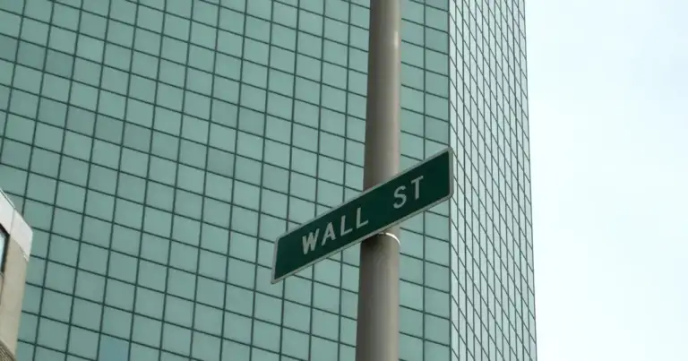 Wall Street Yanks 20,000 Staff Back to Office 5 Days/Week